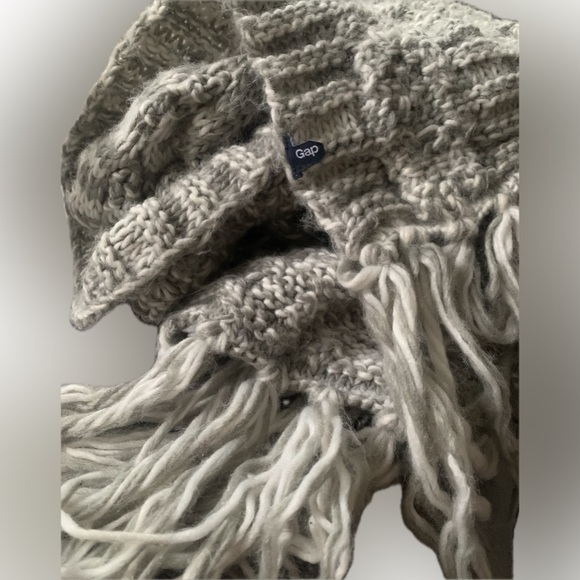 GAP | 92" LONG super soft knit crochet scarf Gray & white with fringe unisex - Picture 4 of 7